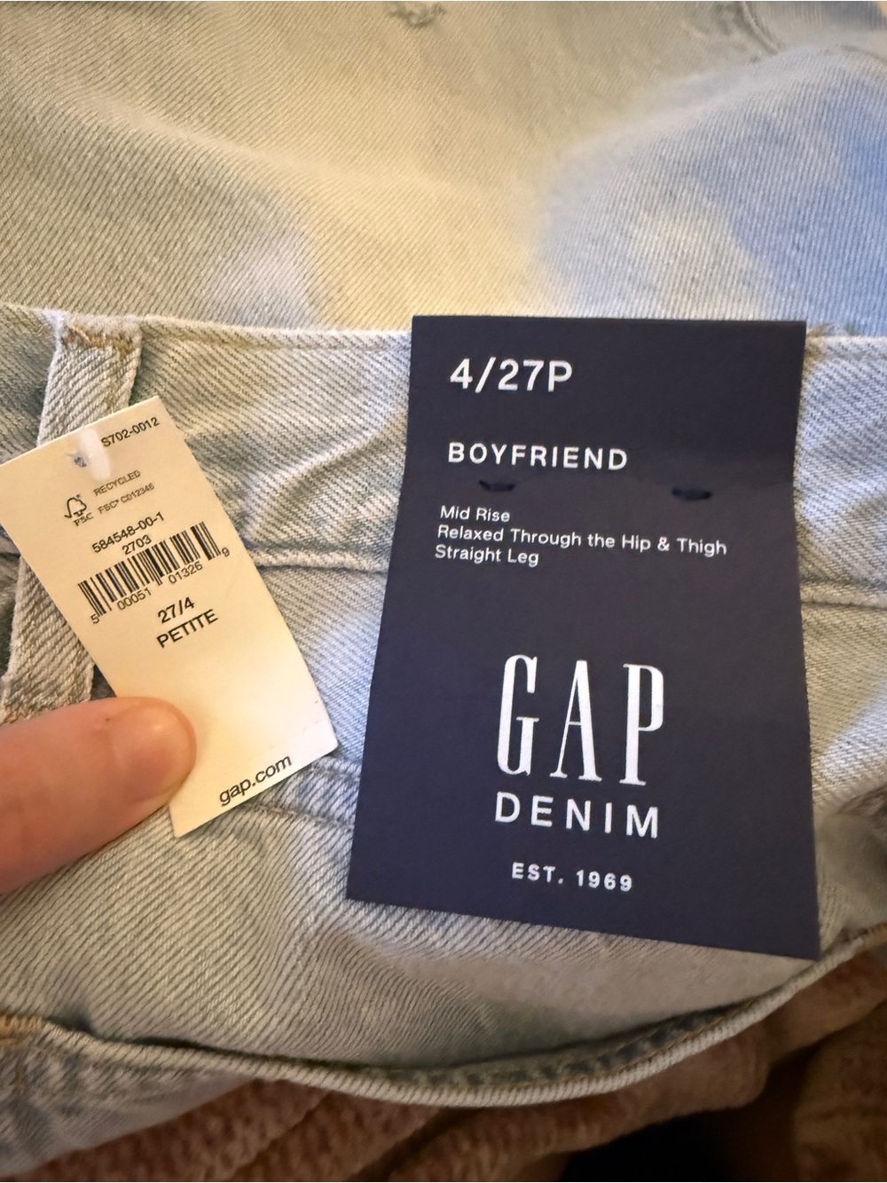 *NWT* GAP Denim Mid-Rise Boyfriend Jeans - Light Wash, Size 27/4 Petite - Picture 4 of 11